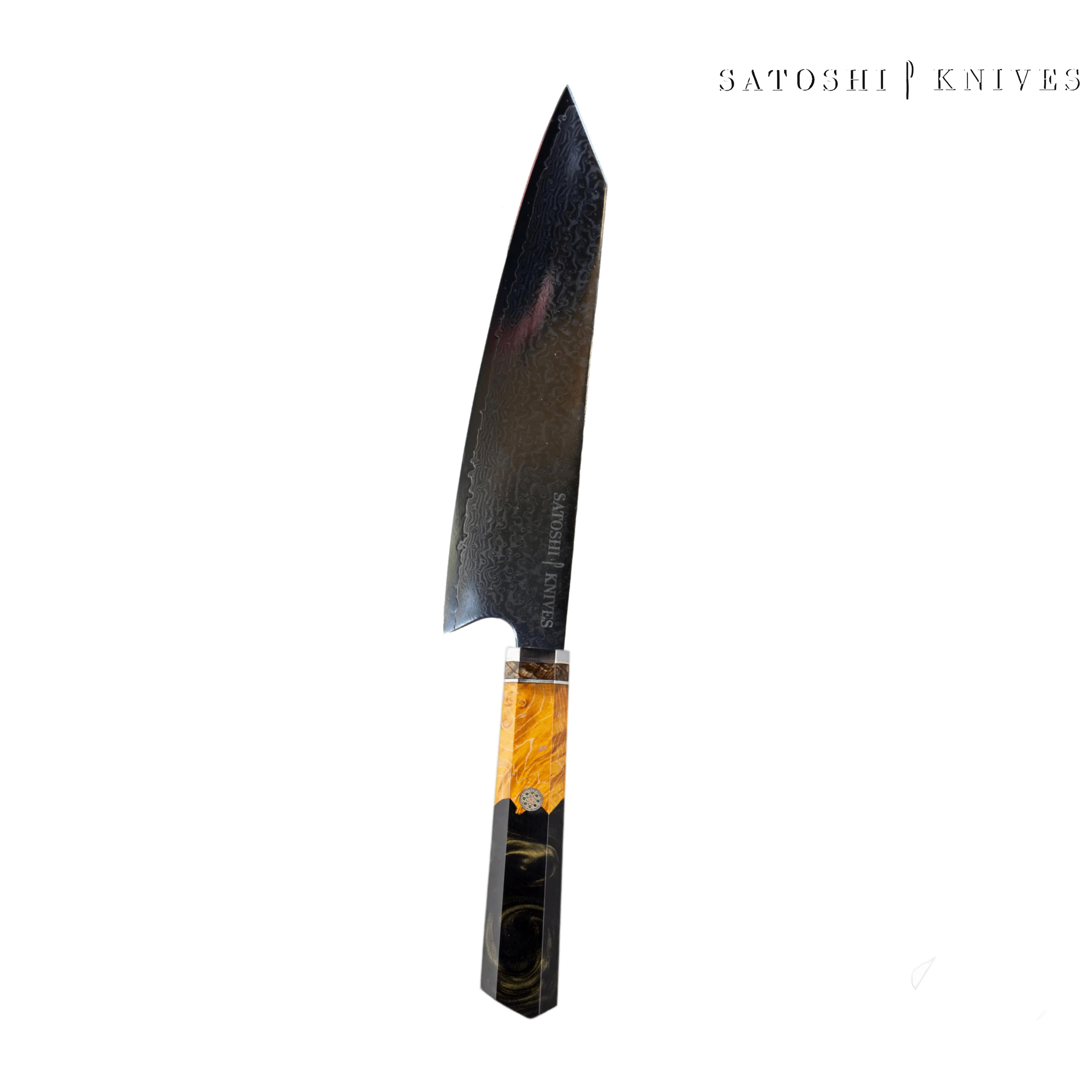 סכין קיריצוקה 21 ס״מ (שחור) על קרש חיתוך | Satoshi Knives
קלוז־אפ קצה זוויתי – Kiritsuke שחור
קיריצוקה שחור בעבודה על פילה דג/ירקות
