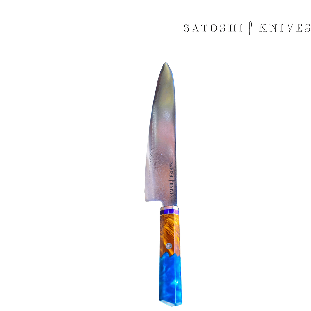 סכין גיוטו 21.3 ס״מ על קרש חיתוך | Satoshi Knives
קלוז־אפ Gyuto – קצה חד וקו חיתוך נקי
גיוטו 21.3 ס״מ – עבודה על ירקות/דג